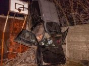 В Днепре пьяный водитель влетел в бетонные блоки и авто повисло на заборе