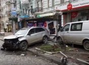 Масштабная авария в Киеве: KIA протаранил несколько авто и влетел в остановку