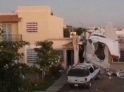 В Мексике небольшой самолет упал на жилой дом, весь экипаж погиб