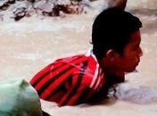 Олово для iPhone собирают индонезийские дети в ядовитой грязи