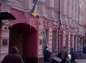 В Москве неизвестные сорвали и сожгли флаг Украины (Видео)