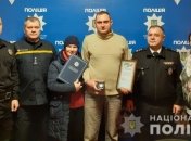На Киевщине наградили мужчину, который спас семью из огня