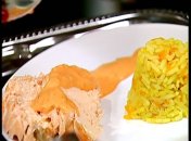 Рулет из лосося с соусом