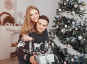 Мужчина держит подарок