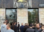 В Киеве разгромили магазин, на фасаде которого стерли граффити