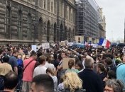 Противники карантинных ограничений во всем мире вышли на акции протеста (видео)