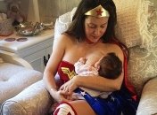 8 звездных мам, которые не боятся показывать, как кормят грудью