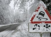 Украинцев призывают быть осторожными: на дорогах - гололед