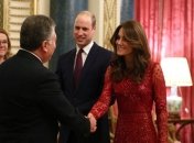 Кейт Миддлтон в элегантном красном платье организовала прием в Букингемском дворце (Фото, Видео)