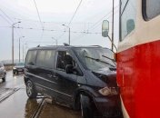В Днепре микроавтобус въехал в трамвай: есть пострадавшие (видео)