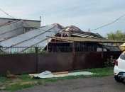 В Днепре улетела крыша площадью в 350 квадратов: ее части повредили дома и авто (фото)