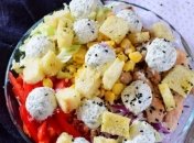 Рецепт дня: салат с курицей, сырными шариками и сухариками