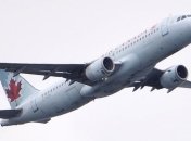 У самолета в Канаде во время посадки взорвались колеса шасси