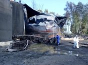 На нефтебазе под Киевом все еще горит резервуар с бензином