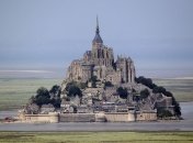 Во Франции с острова Мон-Сен-Мишель эвакуировали туристов