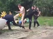 Голый "Рэмбо" напал на полицейских - копам не помог даже газовый баллончик (видео 18+)