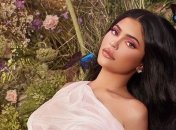 Платья-пирожные и перья в светлых волосах: Кайли Дженнер с дочкой снялась для глянца