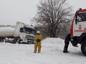На Буковине спасатели помогли вытащить из снега десяток машин
