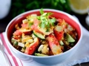 Такой салат с крабовыми палочками точно удивит гостей