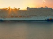 В районе Багамских островов сильный ветер накренил круизный лайнер