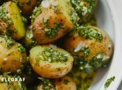 Молода картопля з песто стане хітом на вашому столі (зображення створено за допомогою ШІ)