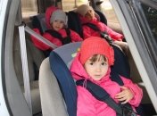 Папа тройни: почему я пристегиваю дочек ремнём безопасности