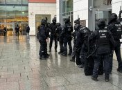 Правоохоронці оточили будівлю ТЦ, де сховався стрілок