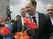 Яценюк на крики "Бандера капут" ответил "Сталина не забудьте!" 