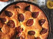 Благодаря сливе пирог получает нежный аромат и легкую кислинку