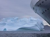 У Антарктиді туристів відлякав відколотий айсберг