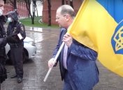 Вырвали из рук и усадили машину: житель Москвы поднял на уши полицию, придя с флагом Украины к Кремлю (видео)