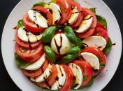 Этот салат станет вашим любимым летом (изображение создано с помощью ИИ)