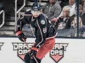 В России хоккеист добил лежачего соперника клюшкой (видео)