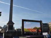 Лондонские школьники играли на планшете ногами.