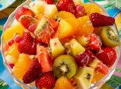 Этот салат станет любимым летним десертом (изображение создано с помощью ИИ)