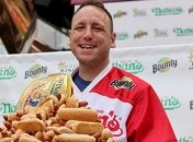 В США установлен новый мировой рекорд по поеданию хот-догов: озвучены шокирующие цифры (фото)