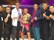 Боец ММА нокаутировал соперника зрелищным ударом "ножницы" (видео)