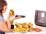 Врачи объяснили, почему ужинать перед телевизором вредно