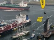 Активисты Greenpeace пытались блокировать российский танкер 