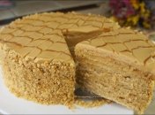 Торт Корівка з вареним згущеним молоком - це хрумкі арахісові коржі та ніжний вершковий крем