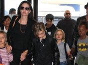 Анджелина Джоли намерена запретить детям общаться с бабушкой