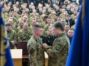 Порошенко поздравил героя Украины майора ВСУ с днем рождения