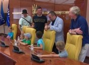Дети, исполнившие гимн Украины перед дворовым футболом, встретились с игроками сборной