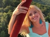 С обнаженными плечами: Ирина Федишин продемонстрировала яркий летний образ