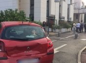 В пригороде Парижа мужчина пытался въехать в толпу людей