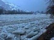 Во власти льда: жители Закарпатья публикуют кадры масштабных подтоплений (Видео)