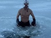 Боец ММА, разбивший голову ныряя в прорубь, взял у льда реванш (видео)