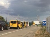 На КПВВ в зоне ООС сотни машин стоят в очереди