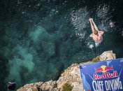 Моллі Карлсон стрибає у воду