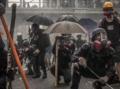 В Гонконге протестующие избили водителя такси, который протаранил толпу